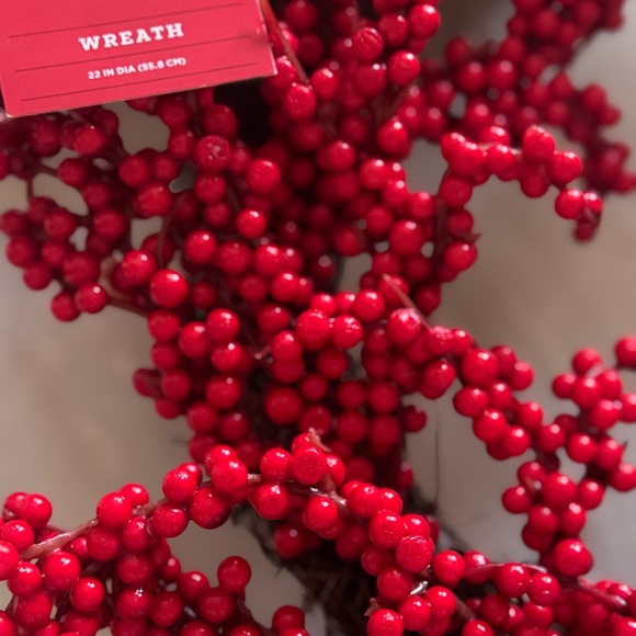 NWT Festive Red Berry Holiday Wreath - Picture 6 of 6